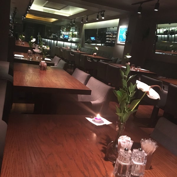 4/23/2016에 Mari G.님이 Circle Restaurant &amp; Cafe에서 찍은 사진