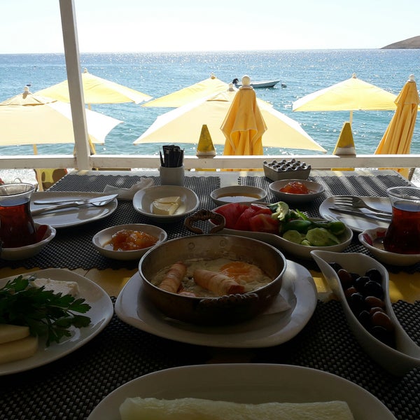 Das Foto wurde bei Sarıhoş Restaurant von Hatice am 9/13/2017 aufgenommen