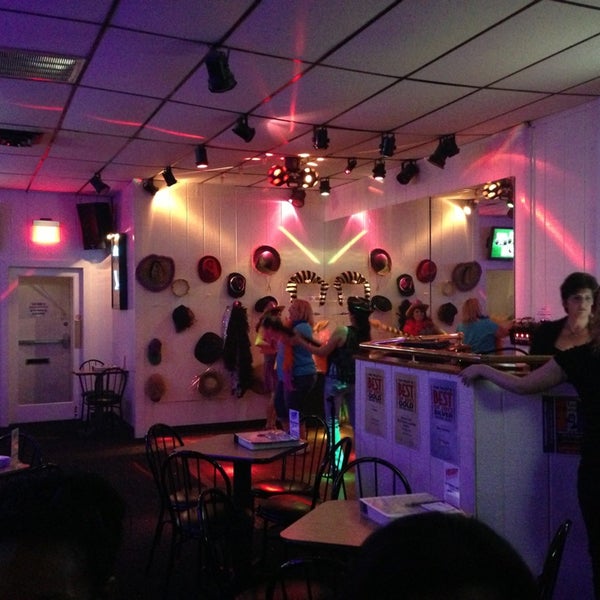 Foto scattata a Wanna B&#39;s Karaoke Club &amp; Restaurant da Eric L. il 8/10/2013