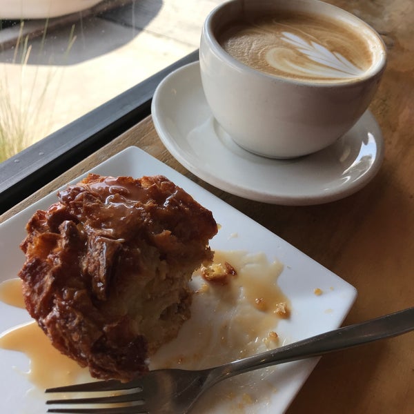 Снимок сделан в Red Dessert Dive &amp; Coffee Shop пользователем Marsha Z. 8/25/2018