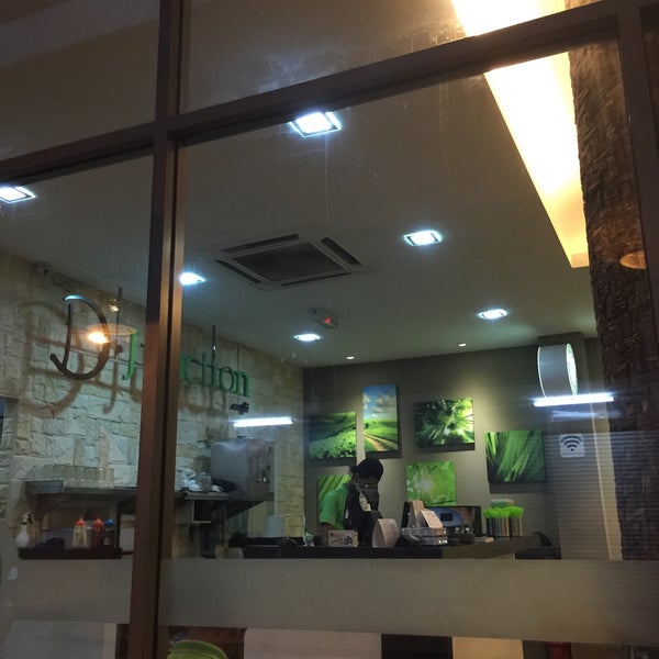 รูปภาพถ่ายที่ D Junction Cafe โดย Nazhirah H. เมื่อ 1/2/2015