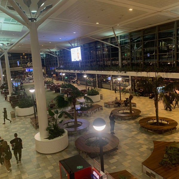 Foto tirada no(a) Brisbane Airport International Terminal por R💯 . em 9/12/2022