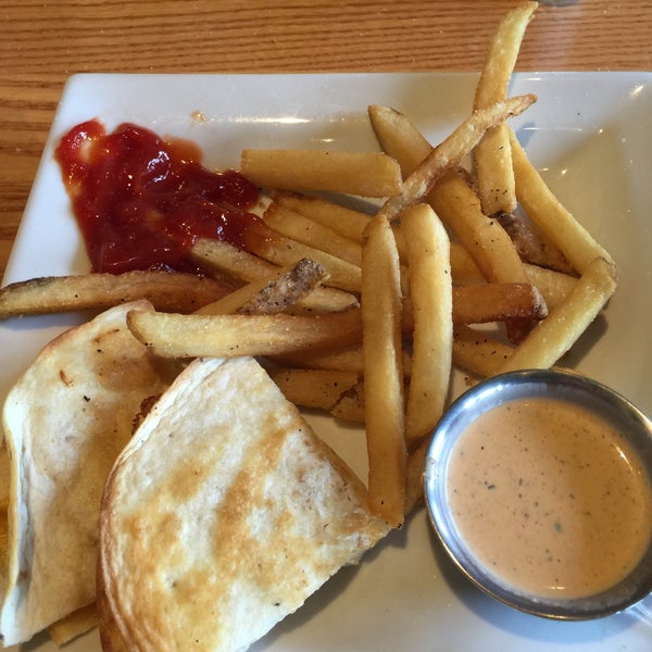 Photo taken at Chili&#39;s Grill &amp; Bar by Gloria S. on 11/6/2015