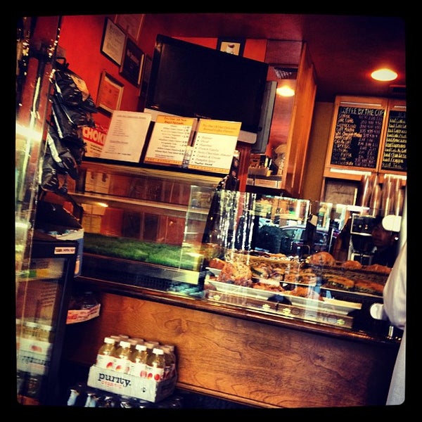 Foto tirada no(a) The Coffee Inn por Manny G. em 4/26/2013