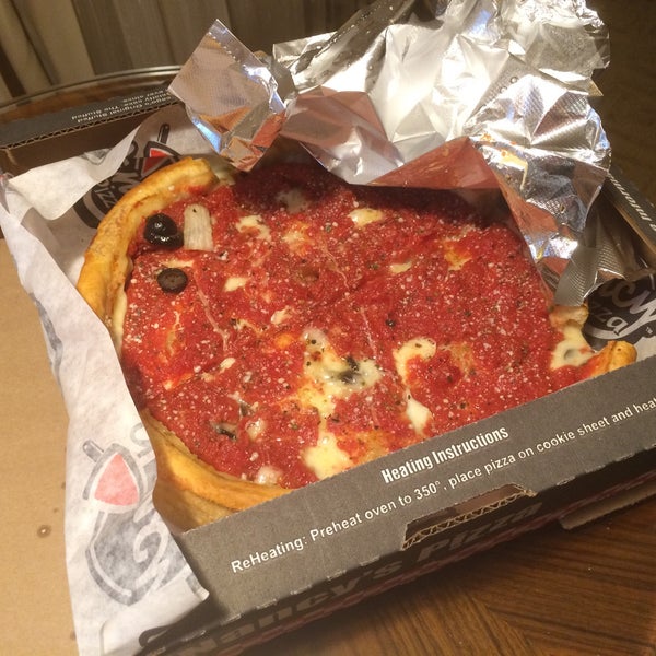 Foto tirada no(a) Nancy&#39;s Chicago Pizza por Brian H. em 6/17/2016