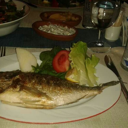 Das Foto wurde bei Koç Restaurant von Orhan E. am 12/31/2015 aufgenommen
