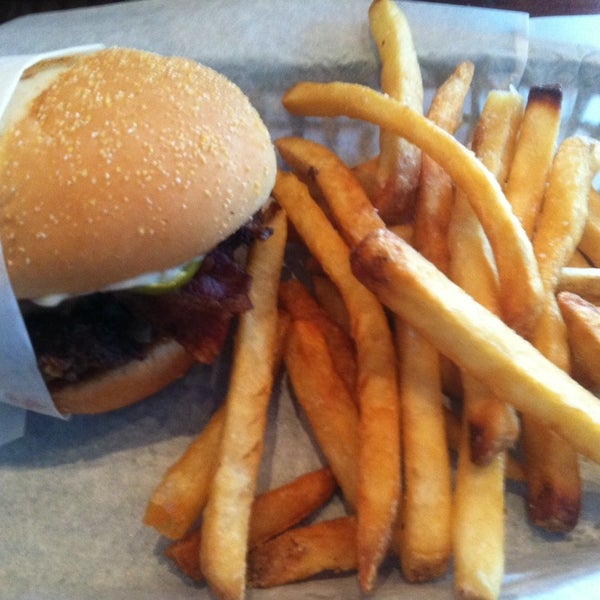 Foto scattata a Killer Burger da James H. il 1/18/2014