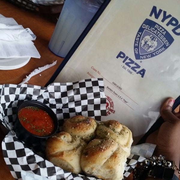 รูปภาพถ่ายที่ NYPD Pizza โดย Addison D. เมื่อ 11/25/2014