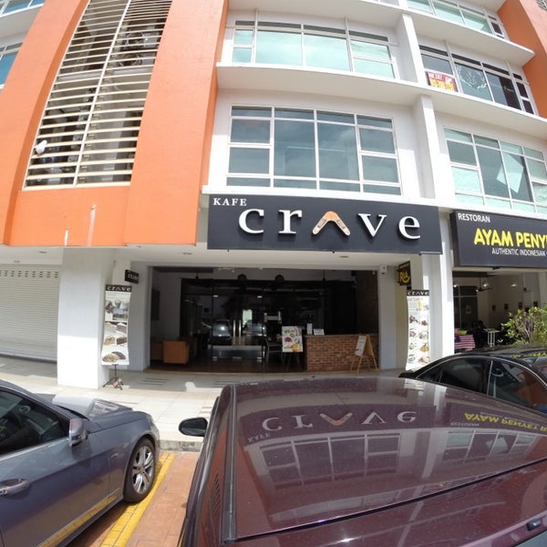 Photo taken at Crave Cafe by Fadzuan T. on 9/8/2014