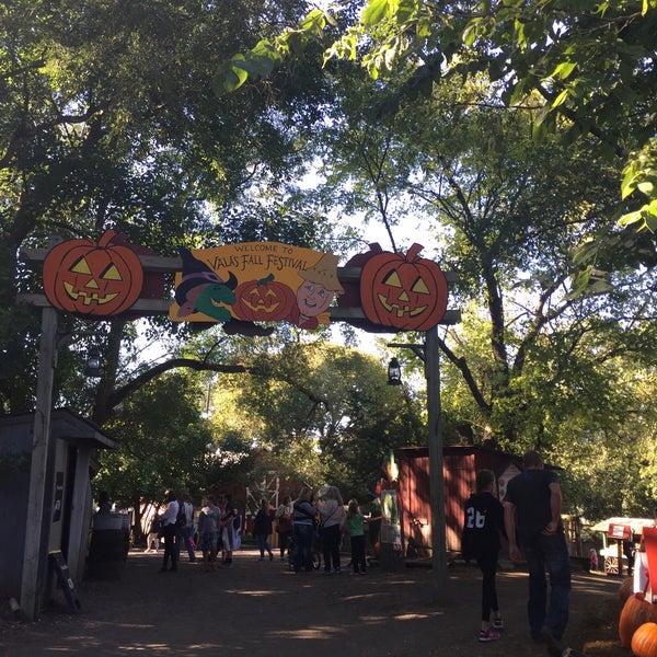 Photo taken at Vala&#39;s Pumpkin Patch &amp; Apple Orchard by 3wash on 10/7/2016
