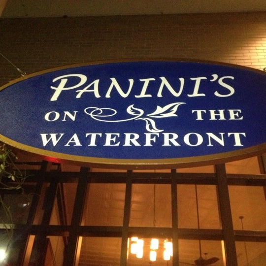 Das Foto wurde bei Panini&#39;s Cafe von Hank G. am 11/11/2012 aufgenommen