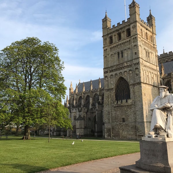 รูปภาพถ่ายที่ Exeter Cathedral โดย Simon T. เมื่อ 4/13/2019