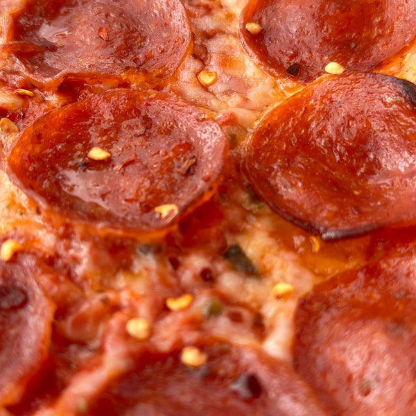 Foto scattata a Home Slice Pizza da Bart R. il 11/6/2022