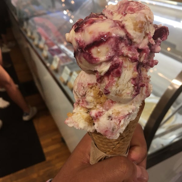 5/11/2018에 Geoffrey T.님이 Jeni&#39;s Splendid Ice Creams에서 찍은 사진