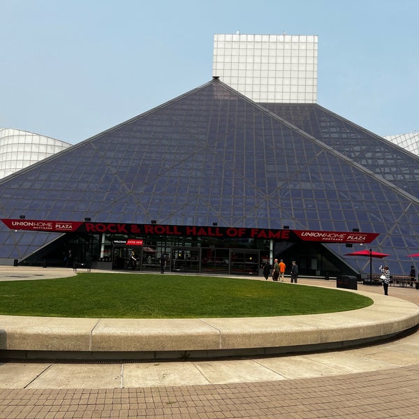 รูปภาพถ่ายที่ Rock &amp; Roll Hall of Fame โดย Melissa เมื่อ 6/15/2023