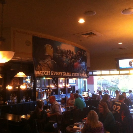 10/15/2012 tarihinde Bryan E.ziyaretçi tarafından Darcys Irish Pub'de çekilen fotoğraf
