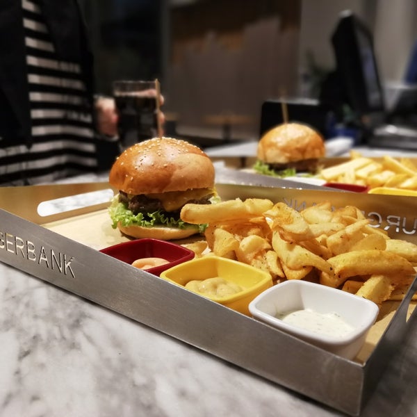 Foto tirada no(a) Burgerbank por Mervan A. em 1/13/2019