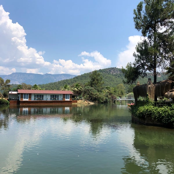 Photo prise au Saklı Göl Restaurant &amp; Nature Club par Ce〽️il KADIGİL le6/15/2019