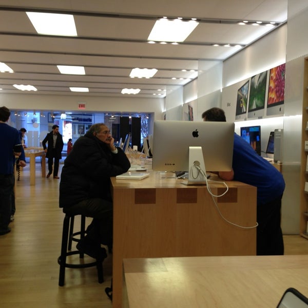 Photos at Apple Oakbrook Electronics Store in Oak Brook