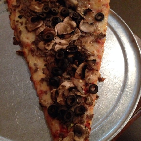 12/9/2013 tarihinde ♠🍺Steven K.ziyaretçi tarafından Russo&#39;s New York Pizzeria'de çekilen fotoğraf