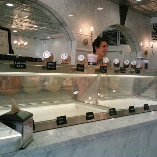 12/27/2012 tarihinde manuel c.ziyaretçi tarafından Petersen&#39;s Old Fashioned Ice Cream and Coffee'de çekilen fotoğraf