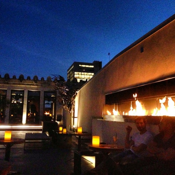 8/31/2013 tarihinde Jamieziyaretçi tarafından Stratus Rooftop Lounge'de çekilen fotoğraf