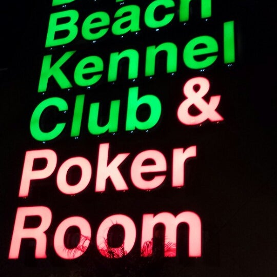 Снимок сделан в Daytona Beach Kennel Club and Poker Room пользователем Justin B. 9/9/2013