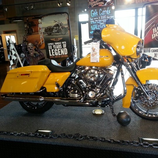 รูปภาพถ่ายที่ Zion Harley Davidson โดย Jerry C. เมื่อ 10/17/2012