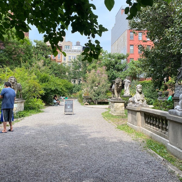 Foto diambil di Elizabeth Street Garden oleh Jingyan pada 8/7/2021