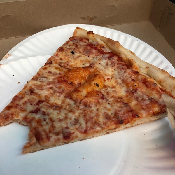 Foto scattata a 2 Bros. Pizza da Kate H. il 10/25/2019