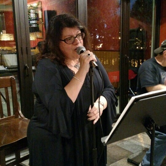 Photo taken at Red Hot &amp; Blue  -  Barbecue, Burgers &amp; Blues by Lisa B. on 10/22/2015