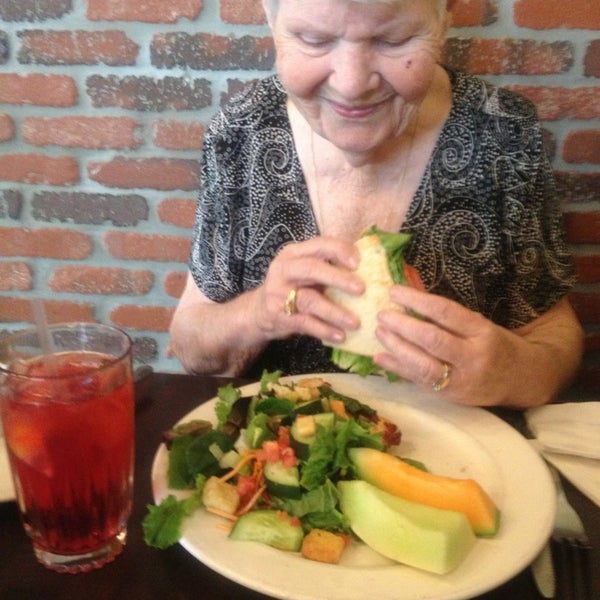 3/5/2013 tarihinde LA S.ziyaretçi tarafından Mimi&#39;s Cafe'de çekilen fotoğraf