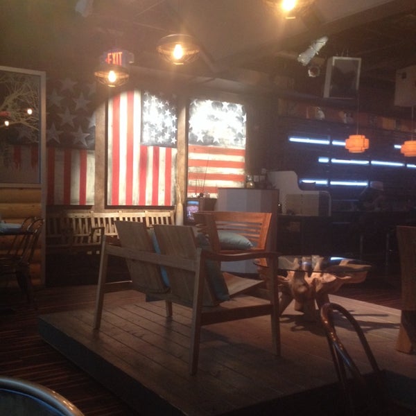 Foto diambil di The Lodge Bar + Grill oleh Joy S. pada 1/11/2014