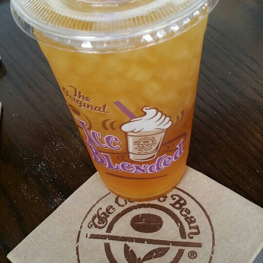 Photo taken at The Coffee Bean &amp; Tea Leaf by Lc R. on 10/18/2015