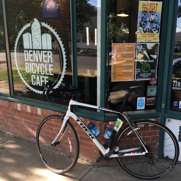 Foto tomada en Denver Bicycle Cafe  por Tim J. el 6/7/2018