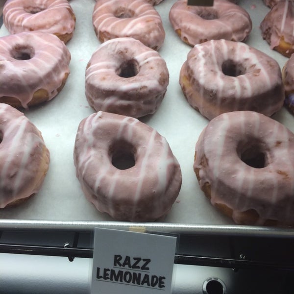 รูปภาพถ่ายที่ Glazed and Confuzed Donuts โดย Tim J. เมื่อ 6/14/2014