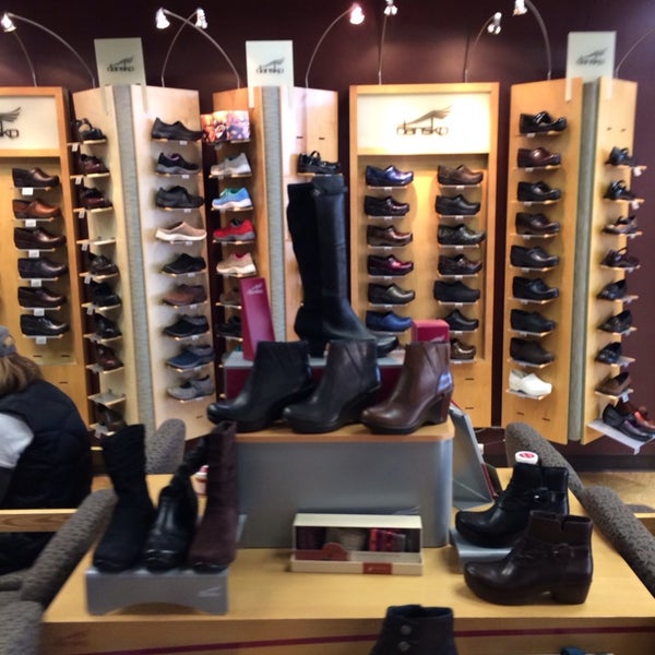 รูปภาพถ่ายที่ Dardano&#39;s Shoes โดย Tim J. เมื่อ 1/18/2014