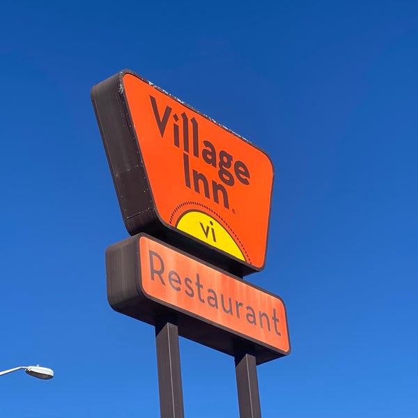 Foto diambil di Village Inn oleh Tim J. pada 10/14/2022