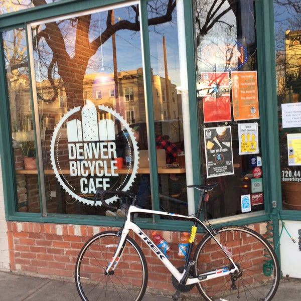 Foto tomada en Denver Bicycle Cafe  por Tim J. el 11/22/2017