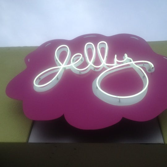 Снимок сделан в Jelly U Cafe пользователем Tim J. 12/15/2012
