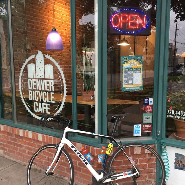Foto tomada en Denver Bicycle Cafe  por Tim J. el 8/6/2017