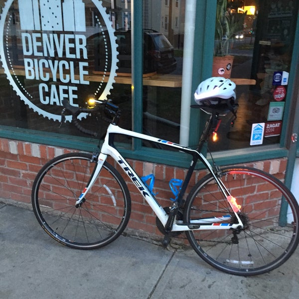 Foto tirada no(a) Denver Bicycle Cafe por Tim J. em 5/15/2017