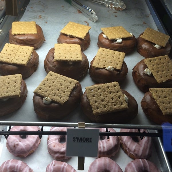 6/14/2014에 Tim J.님이 Glazed and Confuzed Donuts에서 찍은 사진