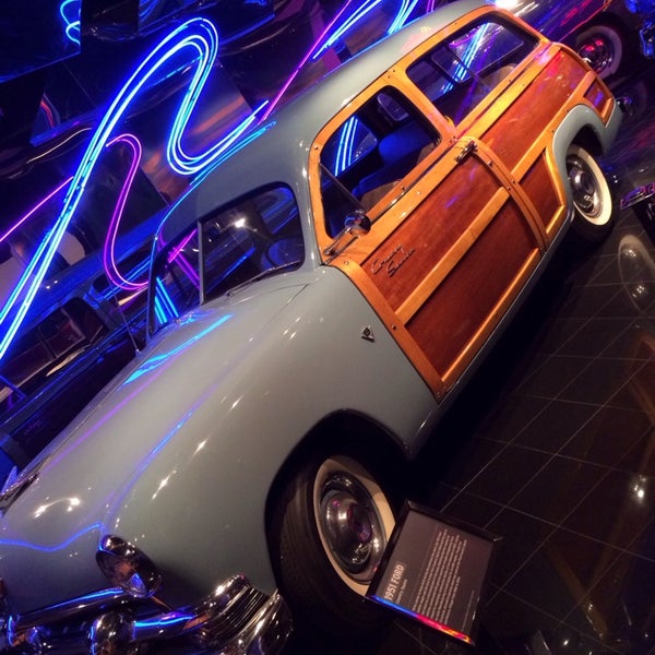 3/22/2014에 Tim J.님이 Petersen Automotive Museum에서 찍은 사진