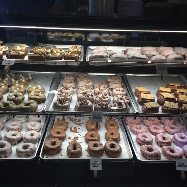 6/14/2014 tarihinde Tim J.ziyaretçi tarafından Glazed and Confuzed Donuts'de çekilen fotoğraf