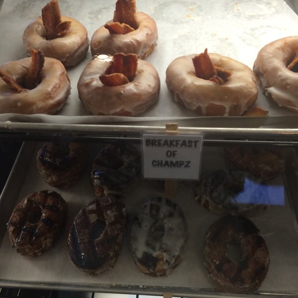 6/14/2014 tarihinde Tim J.ziyaretçi tarafından Glazed and Confuzed Donuts'de çekilen fotoğraf