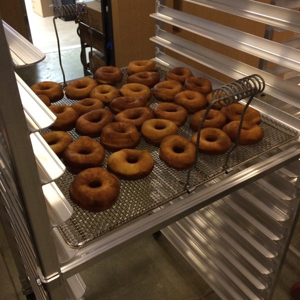 รูปภาพถ่ายที่ Glazed and Confuzed Donuts โดย Tim J. เมื่อ 6/6/2014