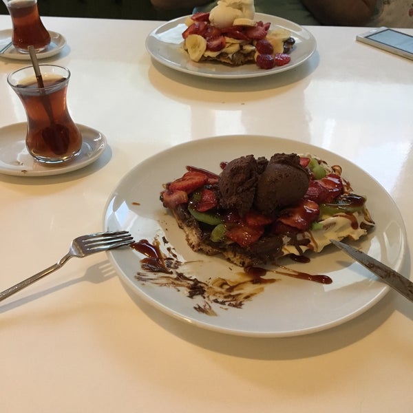 รูปภาพถ่ายที่ Cafe Renk โดย Hilal Ö. เมื่อ 5/6/2018