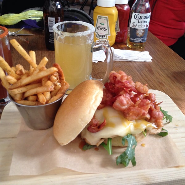 12/3/2014에 Chu C.님이 Smokey&#39;s Burger House에서 찍은 사진