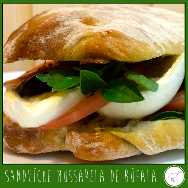 Que tal um lanche?! Nosso sanduíche de Mussarela de Búfala traz fatias generosas de queijo e todo o sabor do pão ciabatta todo especial! Ficou com água na boca?! Estamos te esperando!